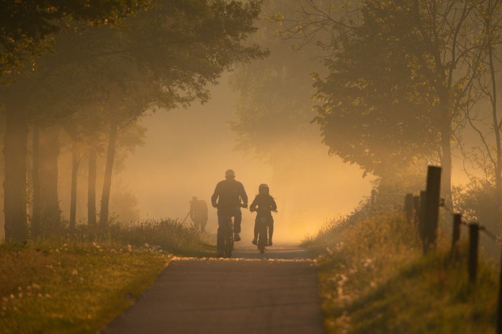 Fietsers en fotograaf bij de Regge-Roelie van der Vegt