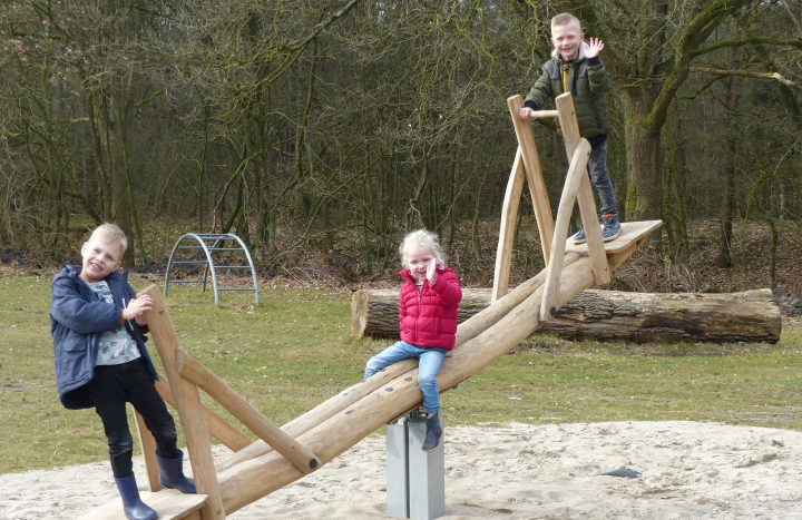 Kinderen genieten van beweegroute in de Luttenberg